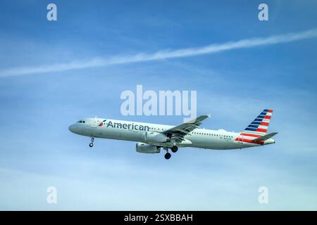 American Airlines Airbus A321-231 bei Endanflug am San Diego International Airport (SAN), San Diego California, Passenger Jet Aircraft Air Stockfoto