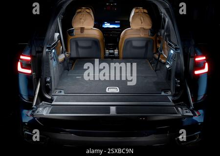 𝐁𝐌𝐖 𝐗𝟕 𝐱𝐃𝐫𝐢𝐯𝐞𝟒𝟎𝐢 𝐦𝐇𝐄𝐕 𝐌 𝐒𝐩𝐨𝐫 𝐭 , G07 , Jahr: 2023. SUV. Großer Kofferraum mit flachem Boden. Platz mit umgeklappter dritter Sitzreihe. Stockfoto
