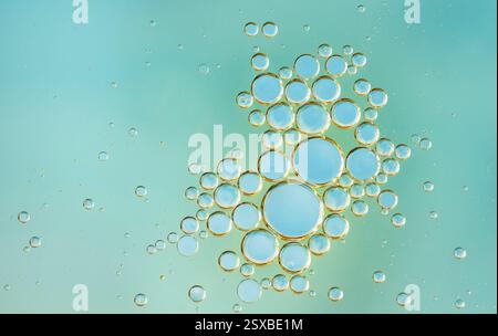 Schließen Sie transparente Wasserblasen, die auf einem hellblauen flüssigen Hintergrund aufsteigen. Erfrischendes, sauberes Foto, perfekt für Themen wie Reinheit und Feuchtigkeit. Makro von Stockfoto