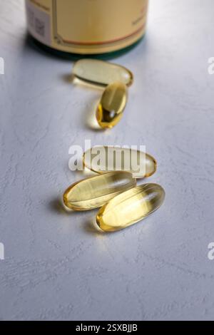Fischöl Kapseln auf grauer Oberfläche Stockfoto