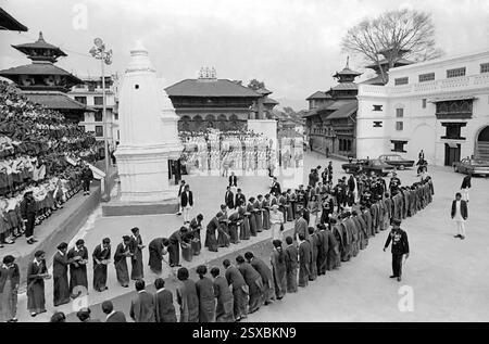 Ihre Majestät Königin Elizabeth II. Und Prinz Philip, Herzog von Edinburgh, werden von nepalesischen Frauen begrüßt, die während der Ankunftszeremonie am Durbar Square am 17. Februar 1986 in Kathmandu, Nepal, Blütenblätter werfen. Die Königin ist zu einem viertägigen Staatsbesuch im Himalaya-Königreich in Nepal, der erste seit 25 Jahren. Stockfoto