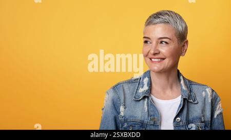 Nahaufnahme Portrait Der Attraktiven Reifen Frau Mit Blick Auf Copy Space Stockfoto