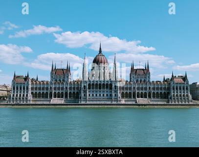 Das ungarische Parlamentsgebäude mit Blick auf die Donau ist ein atemberaubendes neogotisches Meisterwerk und ein muss in Budapest Stockfoto