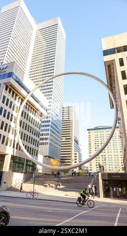 Das Ring-Kunstwerk in der Innenstadt von Montreal. Große Stahlkreiskonstruktion am Haupteingang zur Esplanade des Place Ville Marie. Montreal QC Kanada 10.22.2 Stockfoto