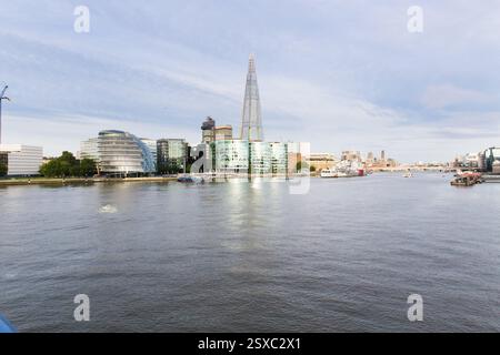 London, Großbritannien. Blick auf die Themse mit dem Shard und dem Rathaus. Ruhiges Wasser, Boote und Gebäude. Stockfoto