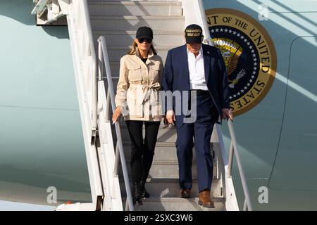 Präsident Donald J. Trump und First Lady Melania Trump treffen am Freitag, den 24. Januar 2025, auf dem Flughafen Los Angeles ein. (Offizielles Foto des Weißen Hauses von Andrea Hanks) Stockfoto