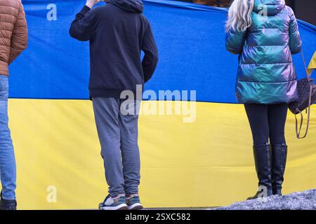 Ukrainer demonstrieren auf dem Calgary Municipal Plaza, drei Jahre seit Kriegsbeginn. 23. Februar 2025, Alberta, Kanada. Stockfoto
