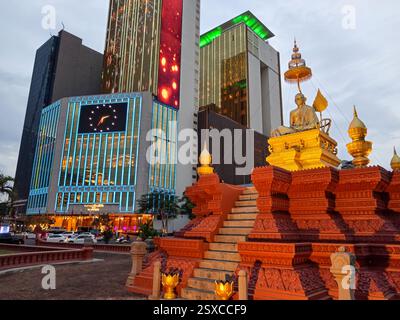 Phnom Penh, Kamboda - 23. Februar 2025: Blick auf die Stadt in der Abenddämmerung auf das Nagaworld Hotel Casino und die Samdech Choun Nath Statue in Phnom Penh, Kambodscha. Stockfoto