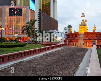 Phnom Penh, Kamboda - 23. Februar 2025: Blick auf die Stadt in der Abenddämmerung auf das Nagaworld Hotel Casino und die Samdech Choun Nath Statue in Phnom Penh, Kambodscha. Stockfoto