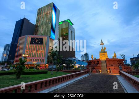 Phnom Penh, Kamboda - 22. Februar 2025: Blick auf die Stadt in der Abenddämmerung auf das Nagaworld Hotel Casino und die Samdech Choun Nath Statue in Phnom Penh, Kambodscha. Stockfoto