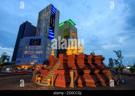 Phnom Penh, Kamboda - 22. Februar 2025: Blick auf die Stadt in der Abenddämmerung auf das Nagaworld Hotel Casino und die Samdech Choun Nath Statue in Phnom Penh, Kambodscha. Stockfoto