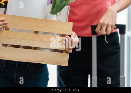 Verschiedene Paare packen Umzugskartons zusammen in einem gemütlichen Wohnzimmer aus und zeigen Teamwork und Liebe. Stockfoto