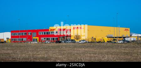 Bratislava, Slowakei - 22. Februar 2025 : DHL-Depot in Bratislava. DHL ist weltweit führend in der Logistikbranche. Stockfoto