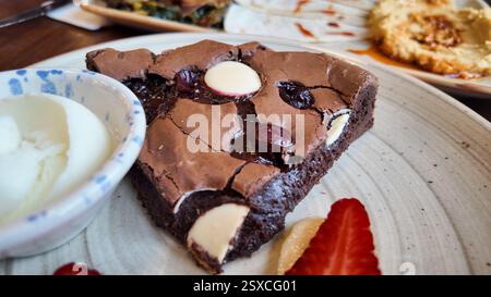 Köstliches Schokoladendessert mit frischen Erdbeeren und Sahne Stockfoto