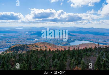 Herrlicher Herbstblick vom Circuit Altitude Lookout in der Nähe von Mont-Orford mit Lac Orford, Route 112 und den Gebirgszügen der Eastern Townships von Québec Stockfoto