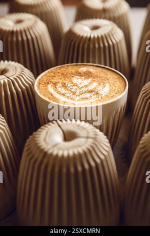 Frisch zubereiteter Cappuccino mit Latte Art und Zimt wartet darauf, serviert zu werden Stockfoto
