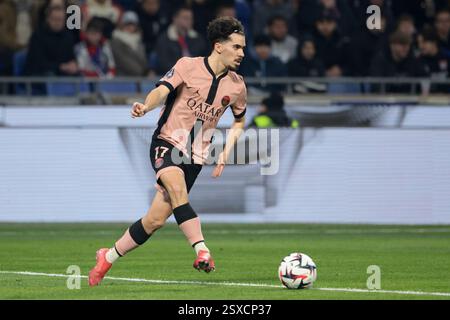 Decines Charpieu, Frankreich. Februar 2025. Vitinha von PSG während des französischen Meisterschaftsspiels der Ligue 1 zwischen Olympique Lyonnais (OL) und Paris Saint-Germain (PSG) am 23. Februar 2025 im Groupama-Stadion in Decines-Charpieu bei Lyon, Frankreich - Foto Jean Catuffe/DPPI Credit: DPPI Media/Alamy Live News Stockfoto