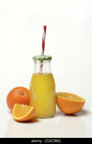Orangensaft in der Flasche und Orange Stockfoto