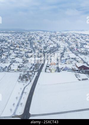 Aus der Vogelperspektive auf ein kleines schneebedecktes Dorf, umgeben von Feldern, Deckenpfronn, Boeblingen Bezirk, Deutschland, Europa Stockfoto