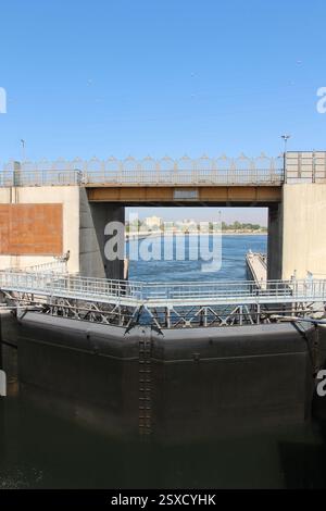 Vor dem Tor des Esna Schleppers als Fahrstuhl für Boote auf dem Nil in Ägypten Stockfoto