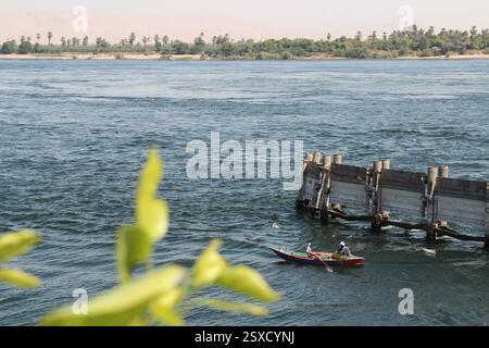 Fischer in ihrem Ruderboot in der Nähe der Esna Schleuse am Nil, Ägypten Stockfoto