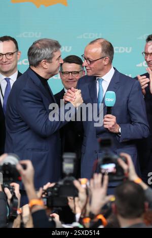 (250224) -- BERLIN, 24. Februar 2025 (Xinhua) -- Friedrich Merz (R), Kanzlerkandidat der CDU (CDU) und der CSU (CSU), und Markus Soeder, Ministerpräsident Bayerns, feiern am 23. Februar 2025, dass der CDU/CSU-Block bei der Bundestagswahl 2025 die Führung übernommen hat. Der konservative Block Deutschlands, CDU und CSU, haben bei der Bundestagswahl 2025 die Führung übernommen, vorläufige Ergebnisse zeigen. CDU/CSU sicherte 28,6 Prozent der Stimmen, gefolgt von der AfD mit 2 Stockfoto