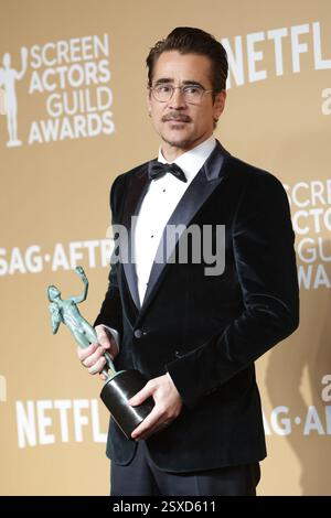 Los Angeles, USA. Februar 2025. Colin Farrell, Gewinner der Outstanding Performance by a Male Actor in a Television Movie or Limited Series für „The Penguin“, posierte im Presseraum während der 31. Annual Screen Actors Guild Awards im Shrine Auditorium und der Expo Hall am 23. Februar 2025 in Los Angeles, Kalifornien. Foto: Crash/imageSPACE Credit: Imagespace/Alamy Live News Stockfoto