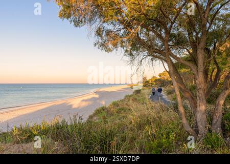 Sonnenuntergang über dem Küstenpfad entlang der Uferpromenade von Busselton, Broadwater, City of Busselton, Western Australia Stockfoto