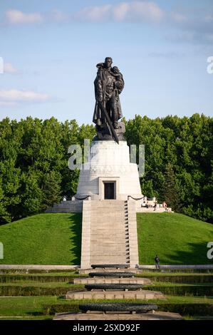 Berlin. Deutschland. Das sowjetische Kriegsdenkmal im Treptower Park erinnert an sowjetische Soldaten, die in der Schlacht von Berlin im April bis Mai 1945 gefallen sind. Der Brennpunkt o Stockfoto