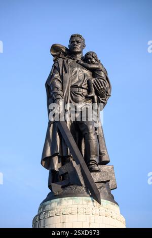 Berlin. Deutschland. Das sowjetische Kriegsdenkmal im Treptower Park erinnert an sowjetische Soldaten, die in der Schlacht von Berlin im April bis Mai 1945 gefallen sind. Der Brennpunkt o Stockfoto