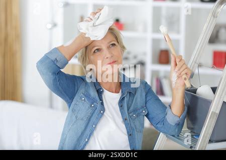 Ältere Frau müde nach dem Malen Stockfoto