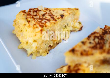 Eine Scheibe spanische Tortilla oder Omelette - typische Tapa aus spanien Stockfoto