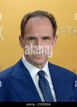 Los Angeles, USA. Februar 2025. Ralph Fiennes kam am 23. Februar 2025 zu den 31. Screen Actors Awards im Shrine Auditorium in Los Angeles, KALIFORNIEN. © Starbuck/AFF-USA. COM Credit: AFF/Alamy Live News Stockfoto