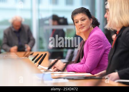 Pressekonferenz des BSW Sahra Wagenknecht mit Kamerablick auf ihrem Platz bei der Pressekonferenz nach der Bundestagswahl 2025 in der Bundespressekonferenz, Berlin, 24.02.2025 Berlin Berlin Deutschland *** Pressekonferenz von BSW Sahra Wagenknecht mit Kamerablick an ihrem Sitz bei der Pressekonferenz nach der Bundestagswahl 2025 bei der Bundespressekonferenz, Berlin, 24 02 2025 Berlin Deutschland Stockfoto