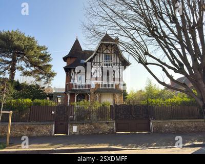 Elegantes Vintage-Haus, eingebettet zwischen lebhaftem Grün in einer sonnigen Nachbarschaft Stockfoto