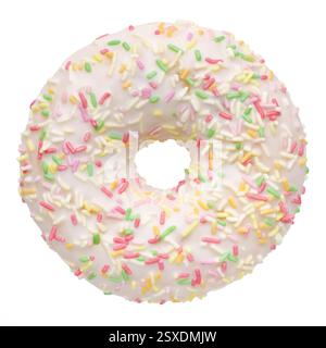 Einzelner Donut dekoriert mit weißer Glasur und bunten Streuseln, Nahaufnahme, isoliert auf weißem Hintergrund Stockfoto