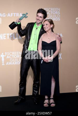Los Angeles, USA. Februar 2025. LOS ANGELES, USA. 23. Februar 2025: Timothee Chalamet und Mutter Nicole Flender bei den Screen Actors Guild Awards 2025. Bildnachweis: Paul Smith/Alamy Live News Stockfoto