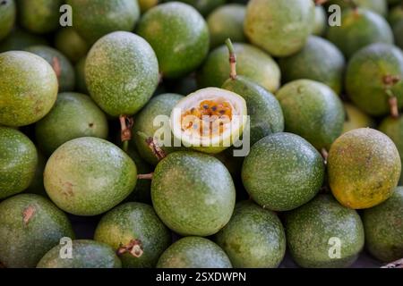 Nahaufnahme der grünen Passionsfrucht auf dem Markt Stockfoto