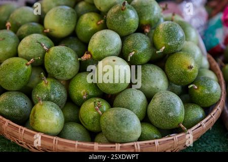 Nahaufnahme der grünen Passionsfrucht auf dem Markt Stockfoto