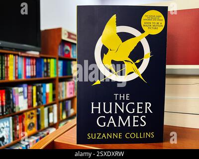 Lviv, Ukraine - 20. Februar 2025: Titelbild der Hungerspiele von Suzanne Collins in Bücherregalen Stockfoto