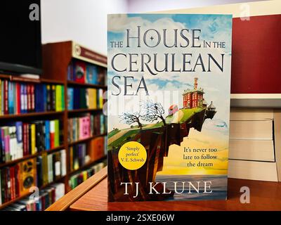 Lemberg, Ukraine - 20. Februar 2025: Das Buch das Haus im Cerulean Meer von TJ Klune wird vorgestellt Stockfoto