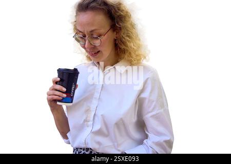 Eine Frau mittleren Alters in 70er, 80er Jahre Stil Kleidung verschüttete Kaffee auf sich selbst während einer Pause isoliert, png, Stockfoto