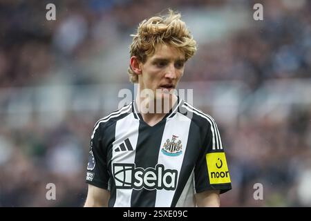 Newcastle, Großbritannien. Februar 2025. Anthony Gordon von Newcastle United während des Spiels Newcastle United FC gegen Nottingham Forest FC English Premier League in St. James' Park, Newcastle, England, Großbritannien am 23. Februar 2025 Credit: Lee Keuneke/Every Second Media Credit: Every Second Media/Alamy Live News Stockfoto
