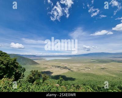 Erleben Sie den atemberaubenden und atemberaubenden Blick auf die berühmte Ngorongoro-Kraterlandschaft Ngorongoro Tansania Afrika Stockfoto