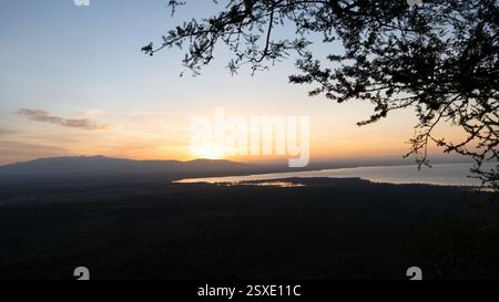 Ein atemberaubend schöner Sonnenuntergang über einer friedlichen und ruhigen Landschaft, die alle, die ihn sehen, fasziniert Lake Manyara Tansania Afrika Stockfoto