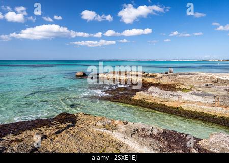 Flöße für den Einlass von Salzwasser in den Salobrar de Campos, Strand SES Covetes, es Tenc, Campos, Mallorca, Balearen, Spanien. Stockfoto