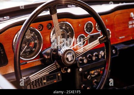 Oldtimer-Innenraum mit Vintage-Holz-Armaturenbrett und Retro-ste Stockfoto