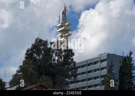 Der Marganit-Turm mit Antennen und anderen Übertragungseinrichtungen befindet sich am HaKirya oder der Kirya, in dem sich der Hauptstützpunkt der israelischen Verteidigungskräfte (IDF) Camp Rabin in Tel Aviv befindet Stockfoto