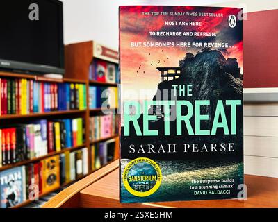 Lviv, Ukraine - 20. Februar 2025: Gestochen scharfer Blick auf das Taschenbuch „The Retreat“ von Sarah Pearse in einem Bücherregal. Stockfoto