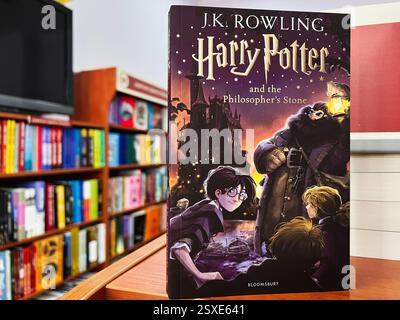 Lviv, Ukraine – 20. Februar 2025: Buchhandlung mit Harry Potter und dem Stein der Weisen von J.K. Rowling Stockfoto